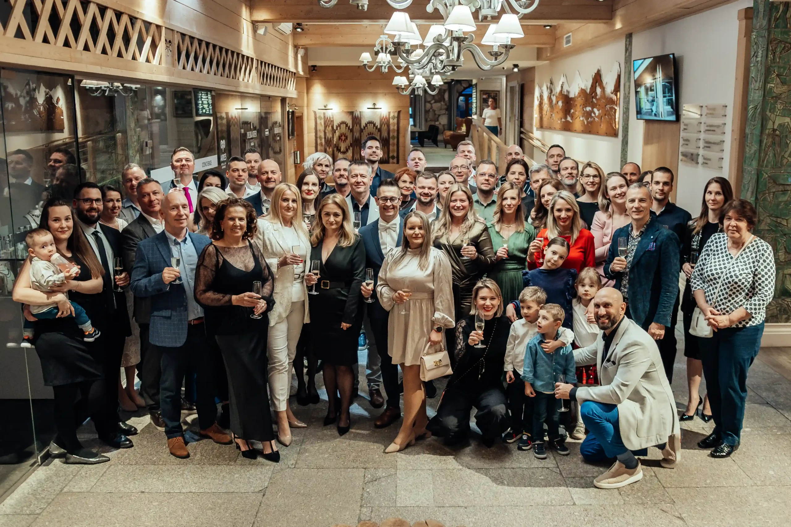 A tábor közössége együtt egy szállodai estén, koccintás közben