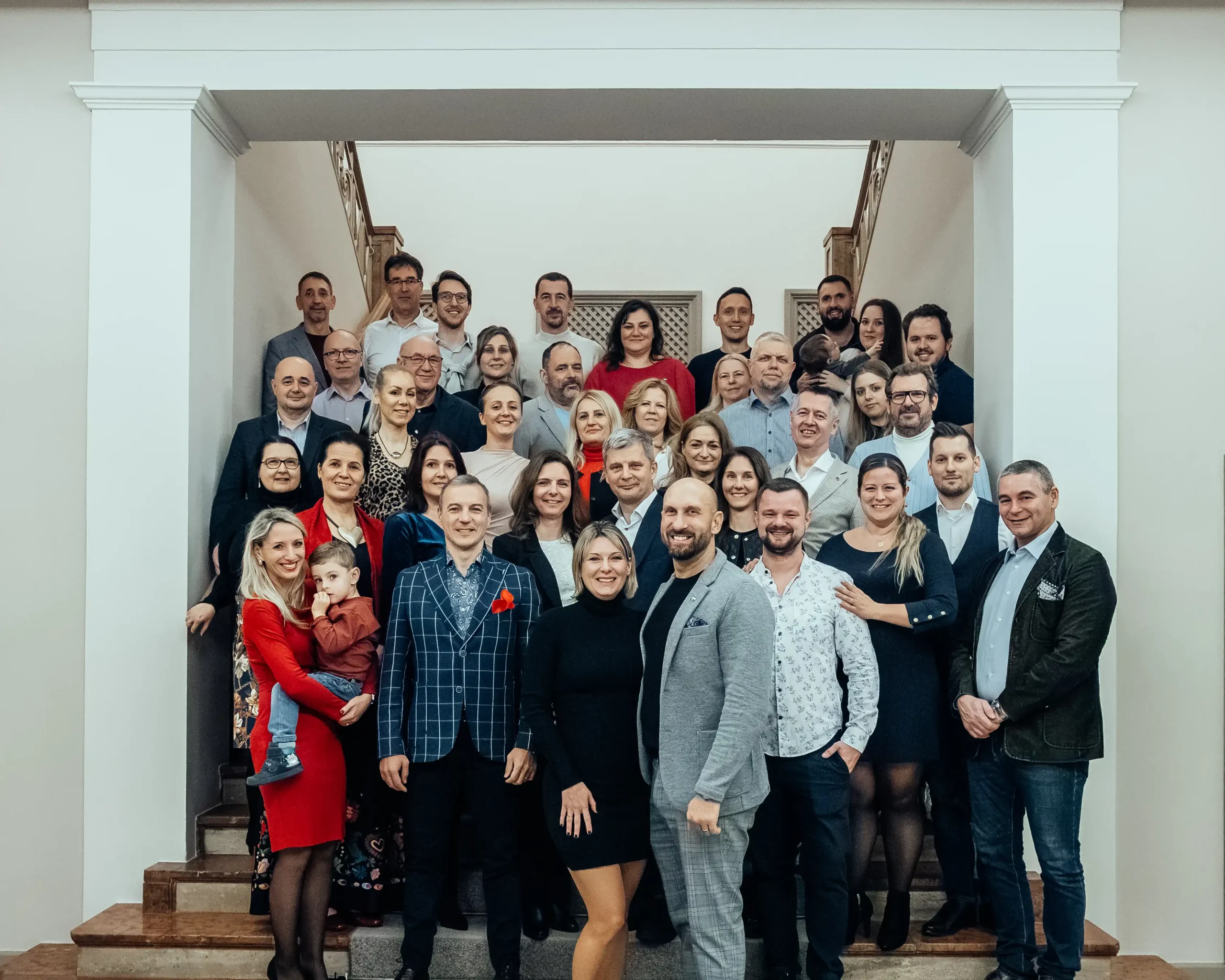 A tábor teljes csoportja egy világos lépcsőházban