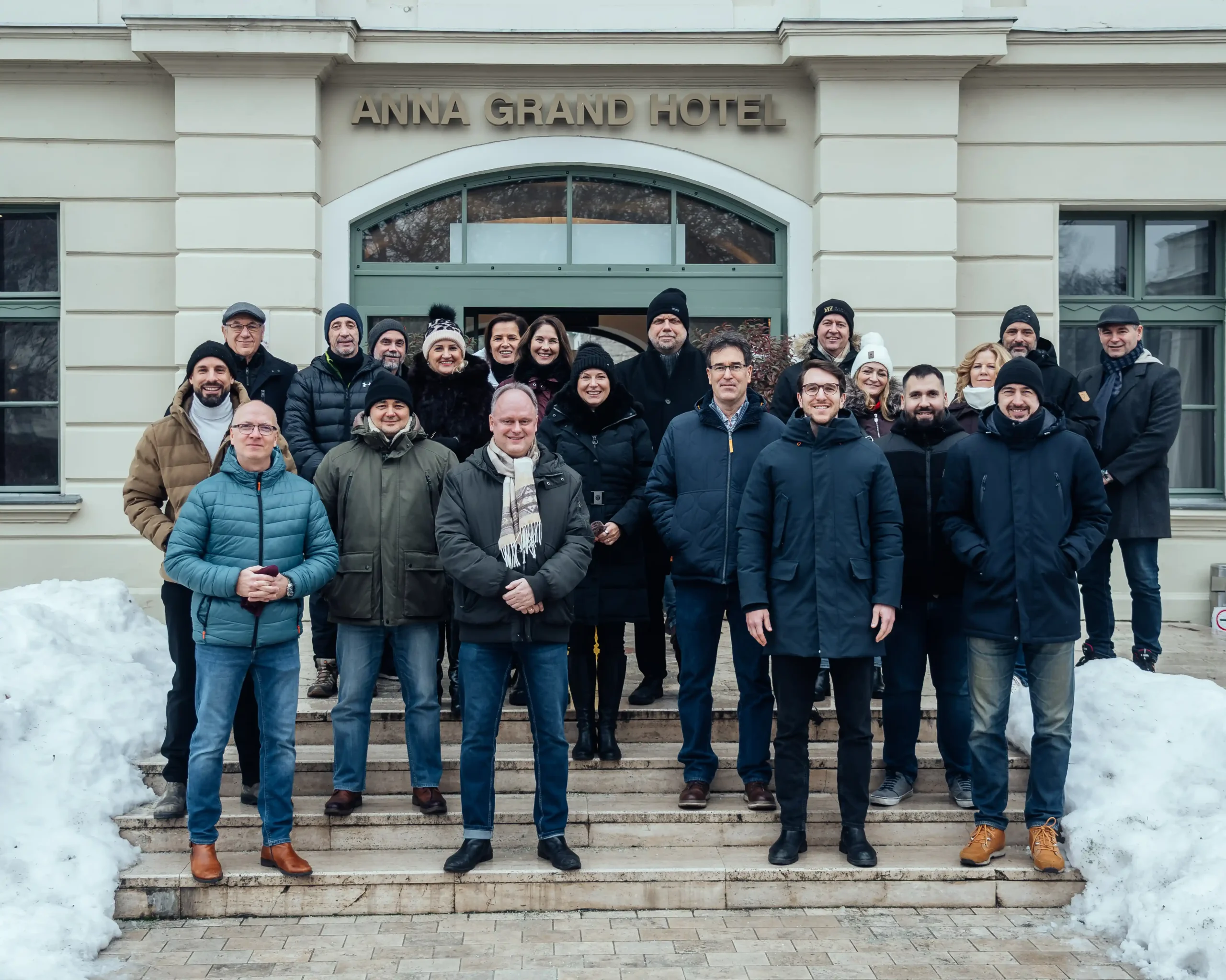 Az Anna Grand Hotel épülete Balatonfüreden, a tábor csoportjával a lépcsőn