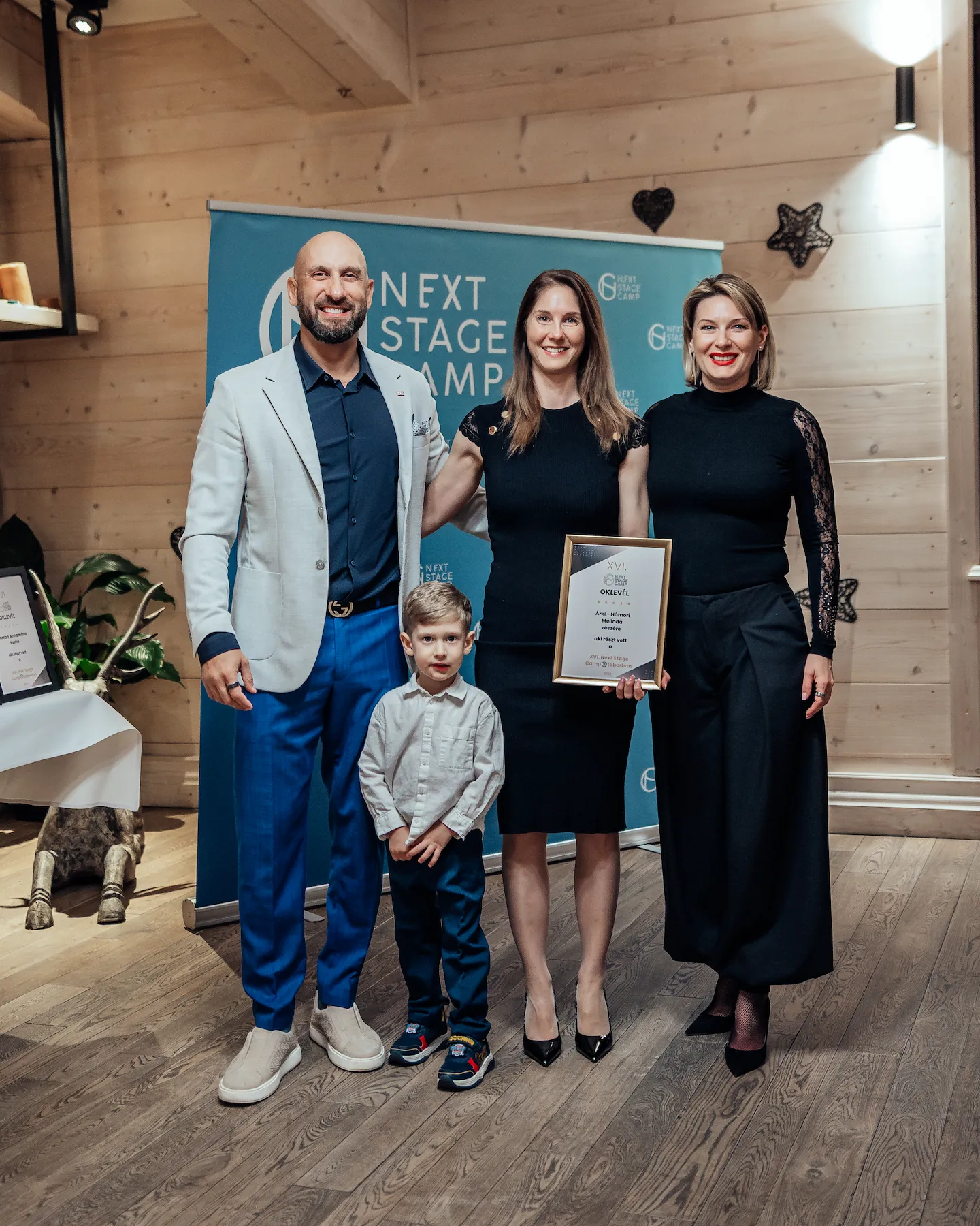 Résztvevők átveszik a Next Stage Camp oklevelüket a tábor zárónapján